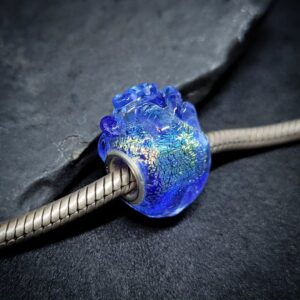 Cold shining heart bead