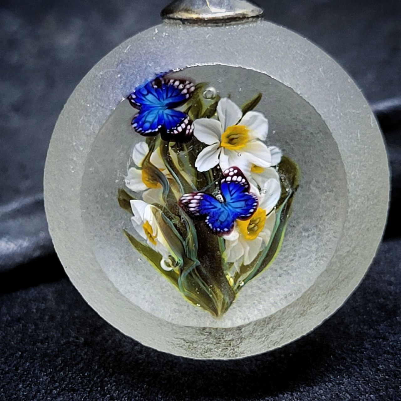 White narcissus with blue butterflies pendant - Image 3