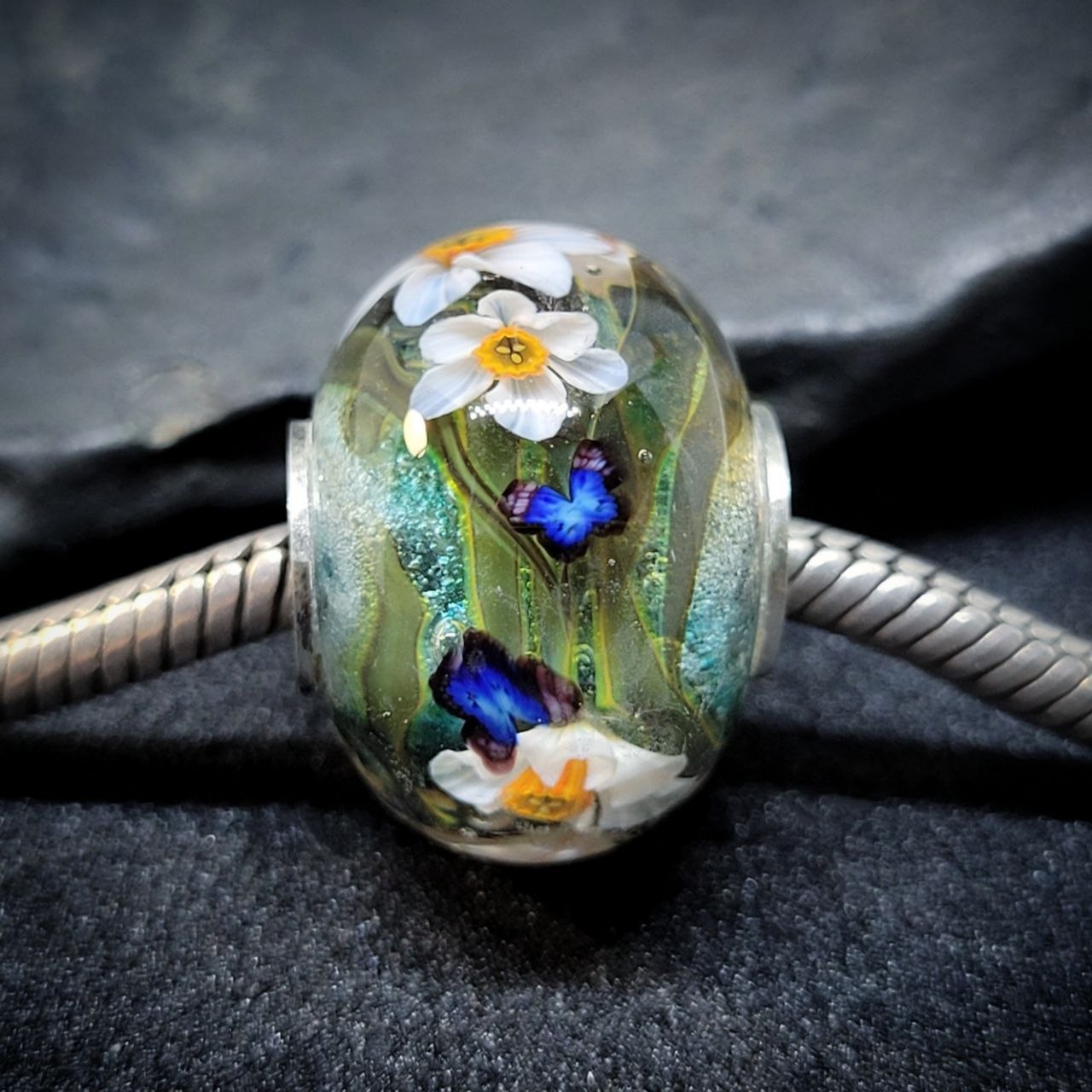 Narcissus with butterflies and grass bead - Image 2