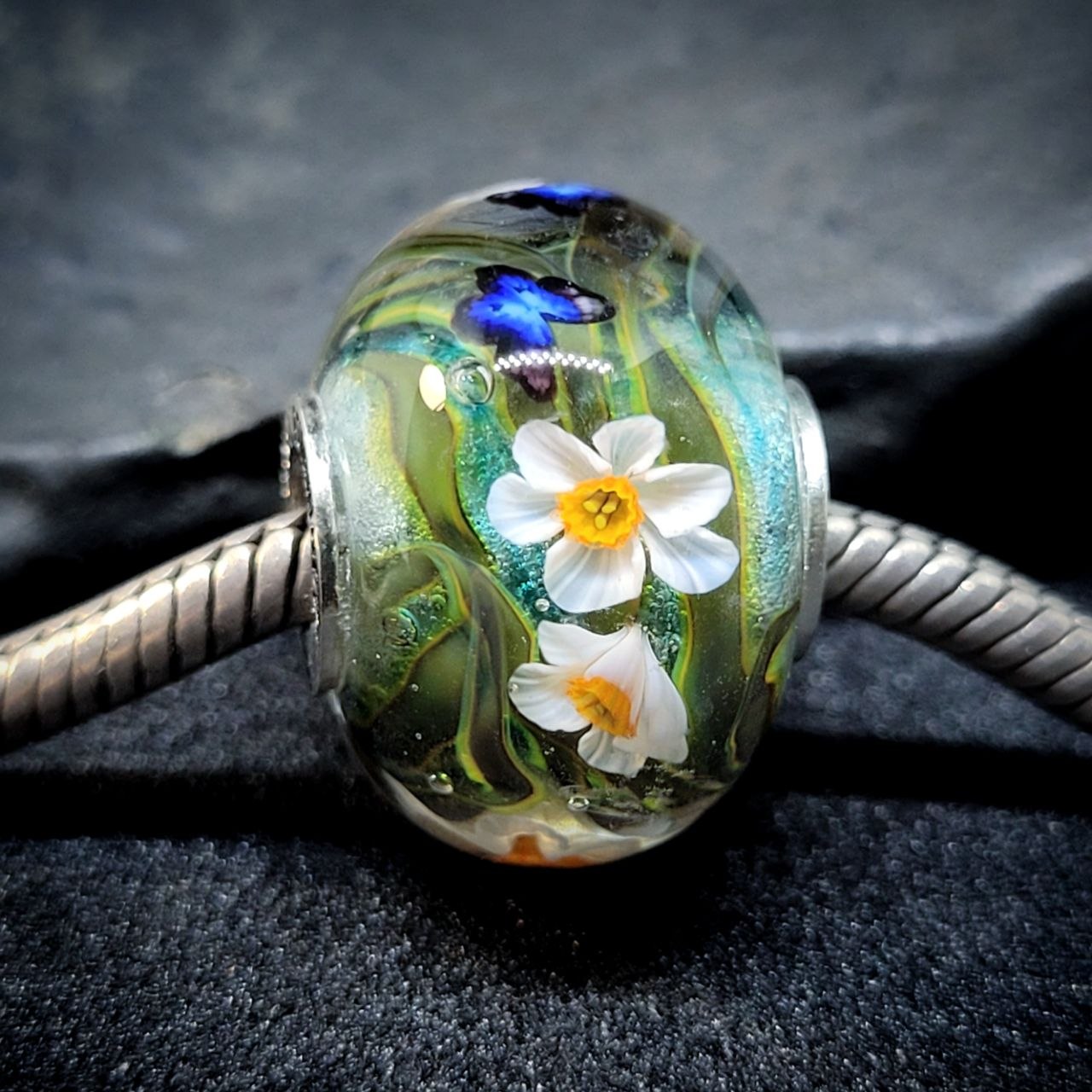 Narcissus with butterflies and grass bead - Image 3