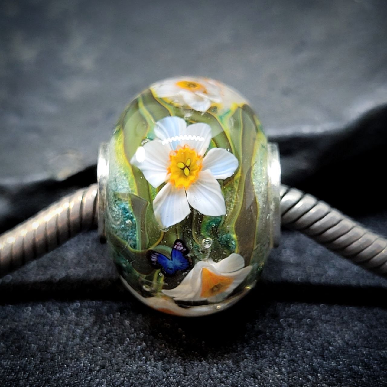 Narcissus with butterflies and grass bead - Image 4