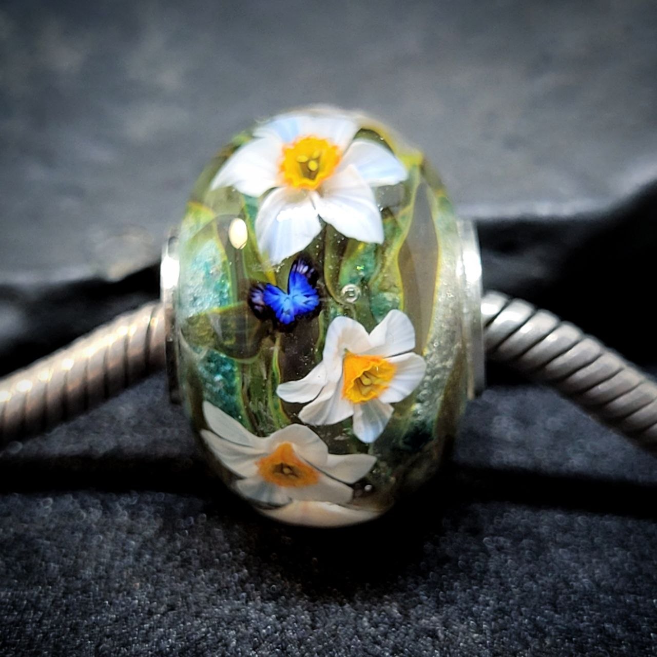 Narcissus with butterflies and grass bead - Image 9